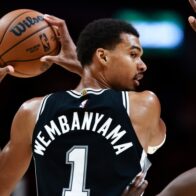 Wembanyama sufre contusión en las costillas y enciende las alarmas en San Antonio - Noticias de hoy en República Dominicana | De Último Minuto