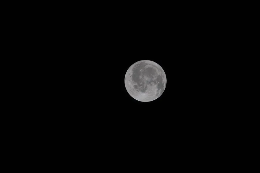 La NASA publica la primera foto de la cara oculta de la Luna tomada por la misión Artemis II