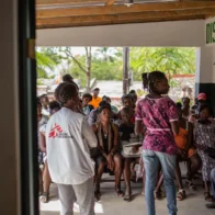 Durante el fin de semana del 18 y 19 de abril, miembros de nuestro personal nos llamaron para decirnos que estaban atrapados en sus casas debido a los disparos y que no tenían forma de escapar», explica en el comunicado Davina Hayles, coordinadora general de MSF en Haití. Casi 40 personas, entre ellas miembros del personal de MSF, acompañados de sus familias, acudieron a buscar refugio en nuestro hospital de Cité Soleil, al no tener ningún otro lugar seguro adónde ir», agrega.