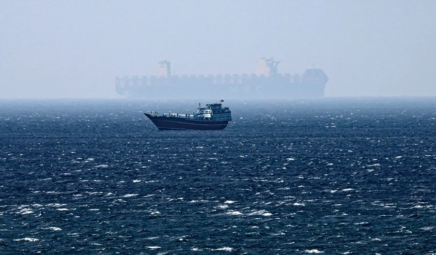 EE.UU. dice que 20 buques permanecen varados en un puerto clave iraní debido al bloqueo naval