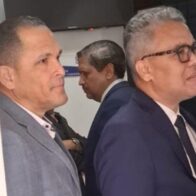 Carlos Peña se presenta a la Fiscalía para responder por acusación de difamación interpuesta por Energía 2000