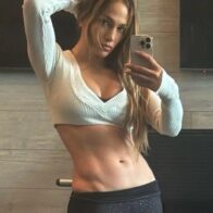 Jennifer Lopez causa revuelo en redes con fotografía que resalta sus abdominales