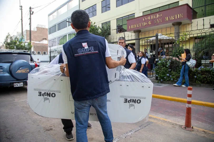 Las últimas actas de las elecciones en Perú llegan a las oficinas de conteo ocho días después de los comicios