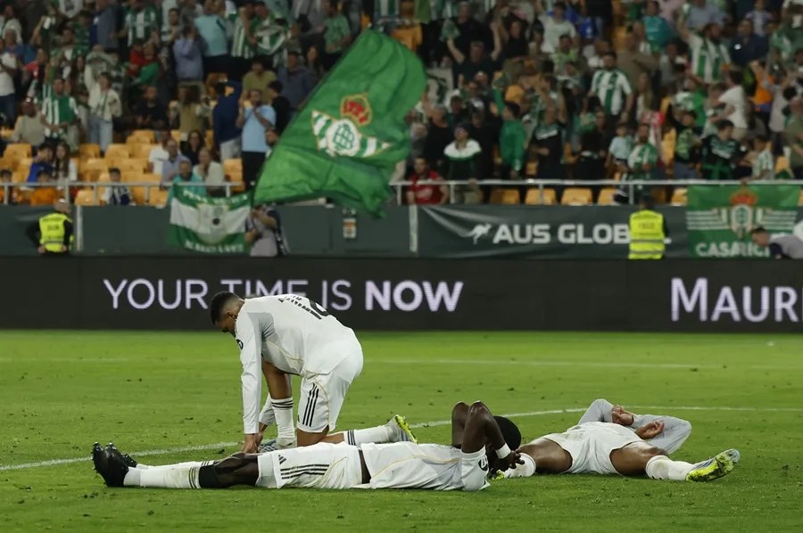 Bellerín rescata al Betis en el descuento y frena al Real Madrid