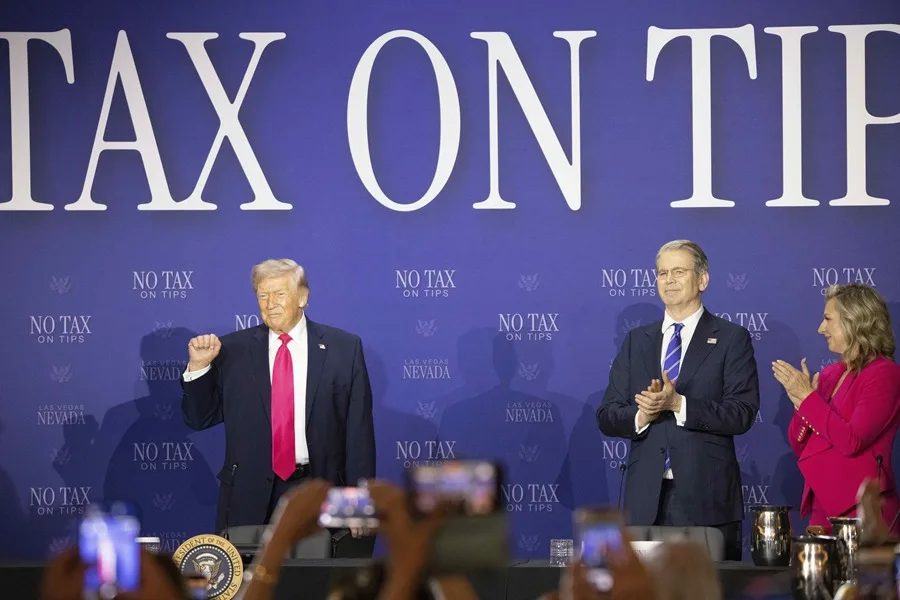 Trump promueve su política de eliminar impuestos sobre las propinas en Las Vegas