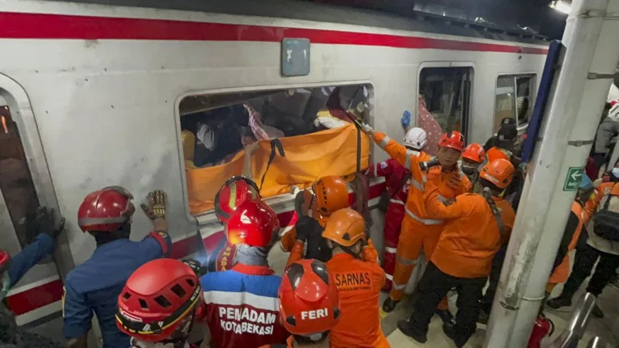 Elevan a siete los muertos tras la colisión de dos trenes a las afueras de Yakarta