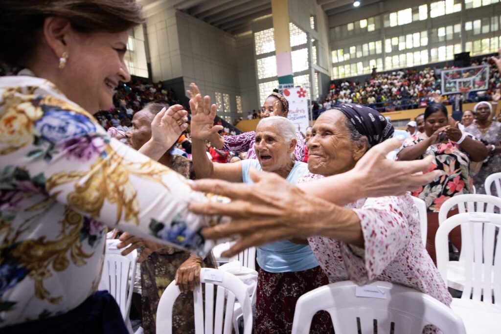 Raquel Peña comparte con más de 5,000 madres en Barahona durante jornada “Madres que Sostienen” | 2 | Raquel Peña comparte con más de 5,000 madres en Barahona durante jornada “Madres que Sostienen” - Noticias de hoy en República Dominicana | De Último Minuto