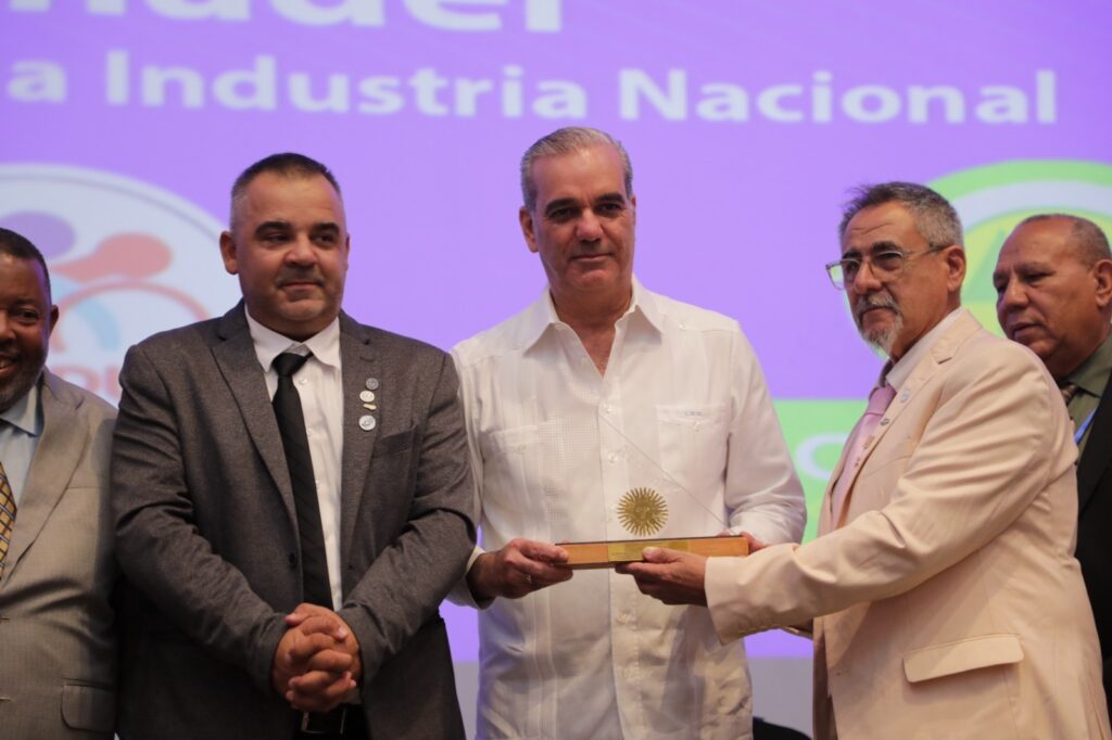 Abinader y detallistas resaltan control de precios ante impacto global - Noticias de hoy en República Dominicana | De Último Minuto