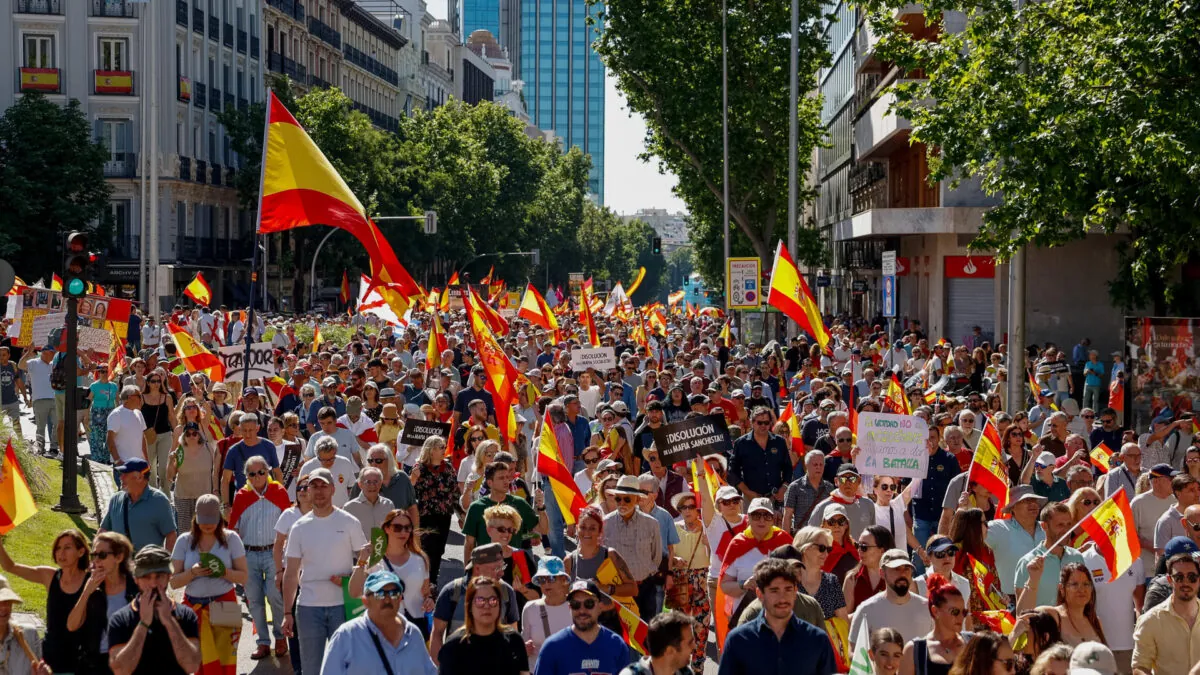 Miles marchan en Madrid para exigir la dimisión de Pedro Sánchez