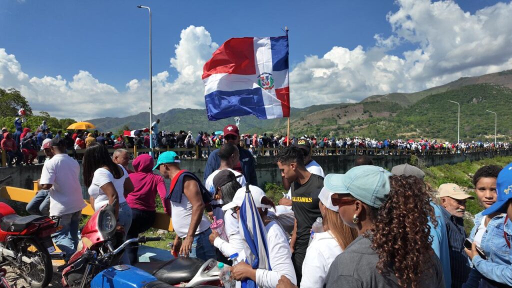 Multitud llega a la presa de Sabaneta en marcha contra la minería - Noticias de hoy en República Dominicana | De Último Minuto