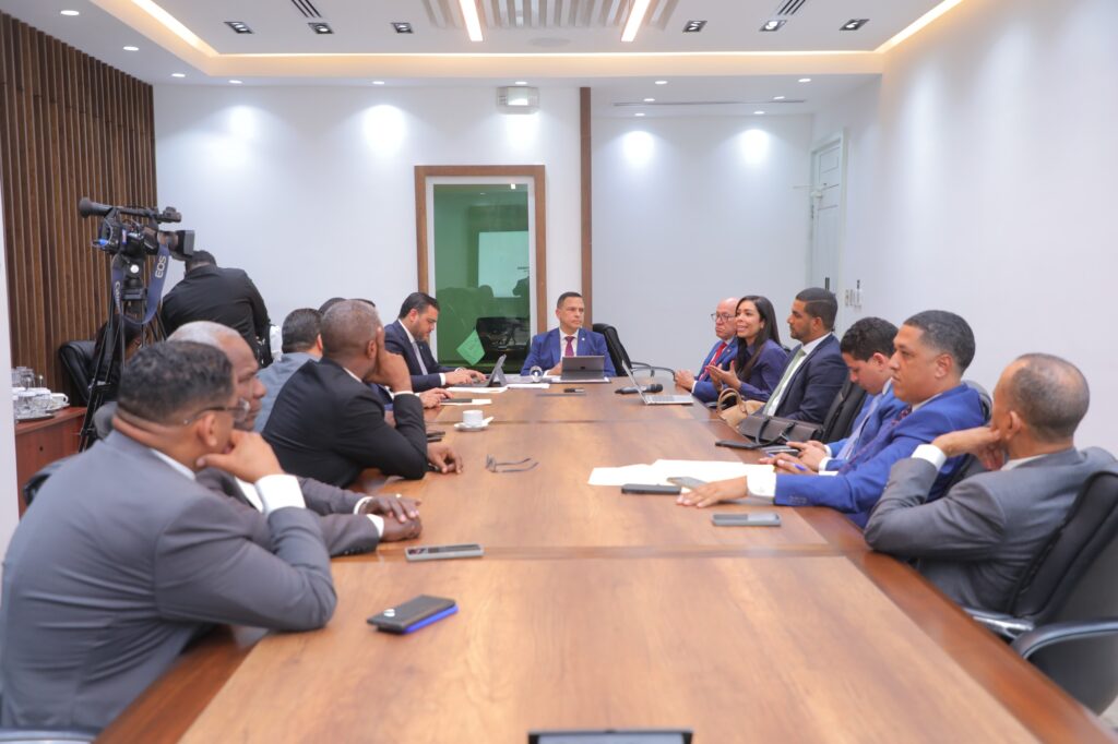 Diputados y miembros de la Superintendencia de Bancos tratan proyecto de ley que regula el embargo retentivo - Noticias de hoy en República Dominicana | De Último Minuto