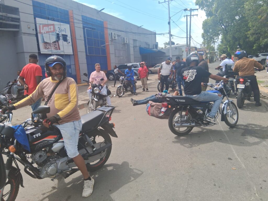 Dos motocicletas colisionan en la carretera Mella; ambos conductores resultan heridos - Noticias de hoy en República Dominicana | De Último Minuto
