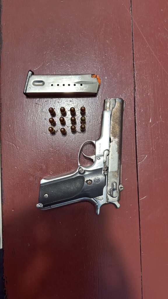 Policía apresa prófugo y ocupa pistola durante allanamiento en Las Matas de Santa Cruz - Noticias de hoy en República Dominicana | De Último Minuto