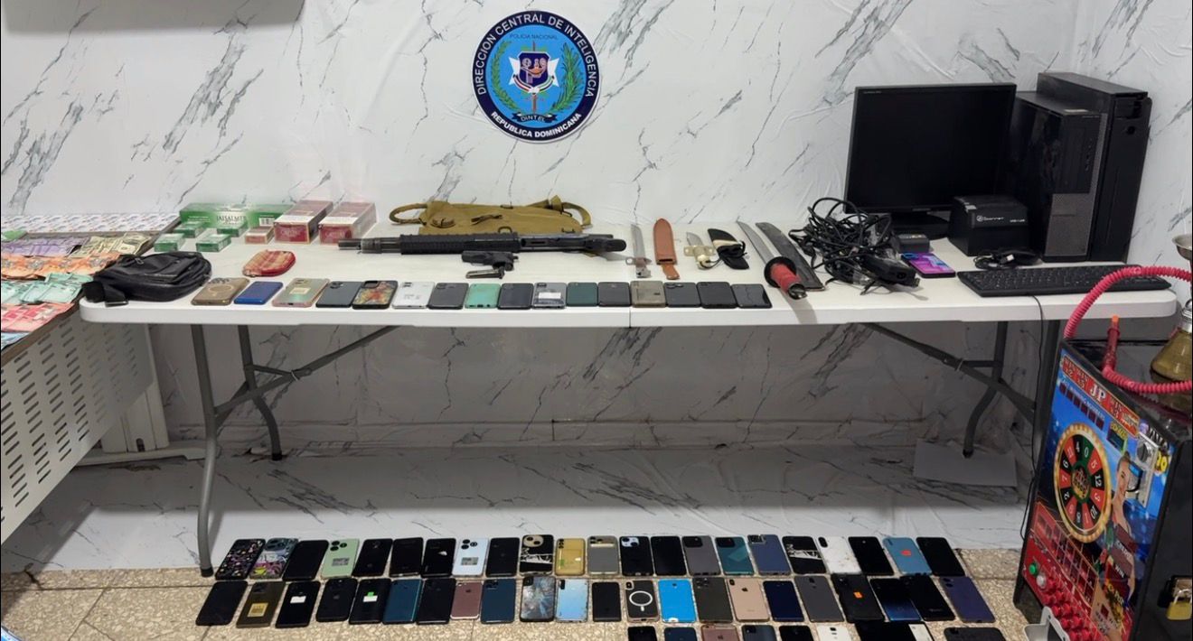 Dintel y Ministerio Público realizan allanamientos en Vista al Valle; ocupan armas, celulares y más de RD$187 mil - Noticias de hoy en República Dominicana | De Último Minuto
