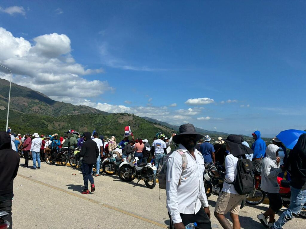 Multitud llega a la presa de Sabaneta en marcha contra la minería - Noticias de hoy en República Dominicana | De Último Minuto