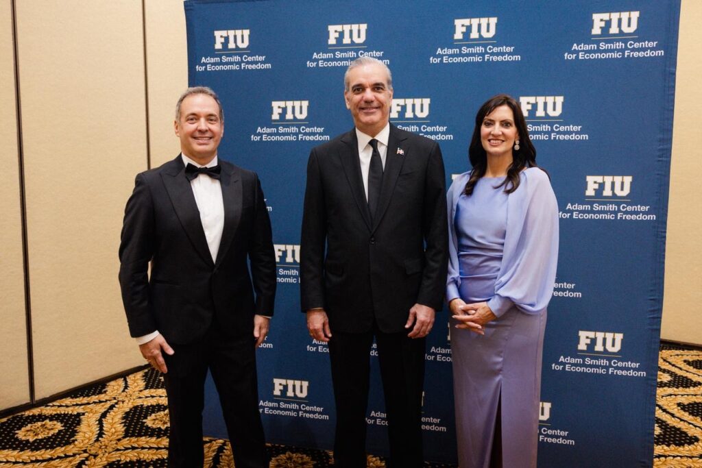 Abinader recibe premio Champion of Freedom Award y abvierte sobre amenazas a las libertades democráticas - Noticias de hoy en República Dominicana | De Último Minuto