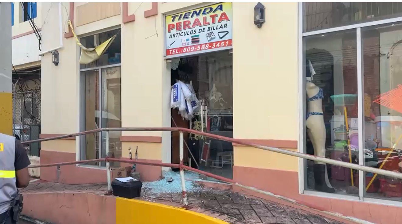 Delincuentes vandalizan y roban en negocio de la Plaza Juan Pablo Duarte en SFM