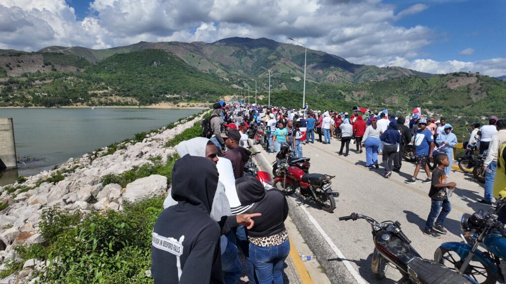 Multitud llega a la presa de Sabaneta en marcha contra la minería - Noticias de hoy en República Dominicana | De Último Minuto