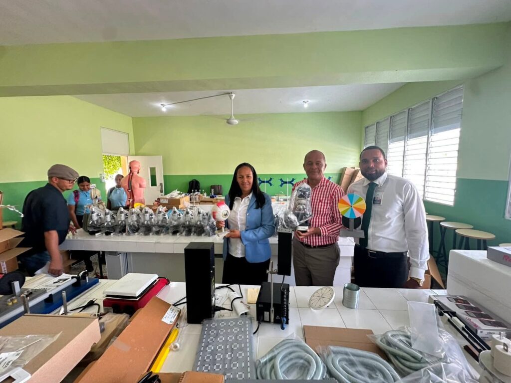 Regional 03 de Educación entrega modernos equipos de laboratorio en centro educativo de Padre Las Casas - Noticias de hoy en República Dominicana | De Último Minuto