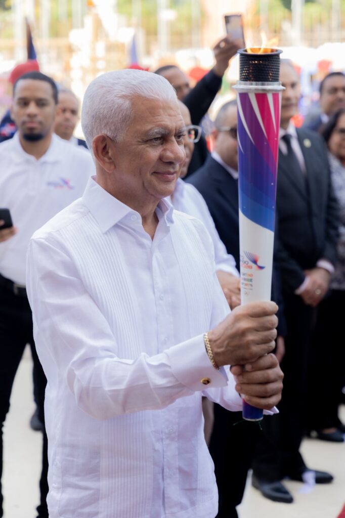 Presidente del Senado recibe antorcha de los Juegos Centroamericanos y del Caribe Santo Domingo 2026 - Noticias de hoy en República Dominicana | De Último Minuto