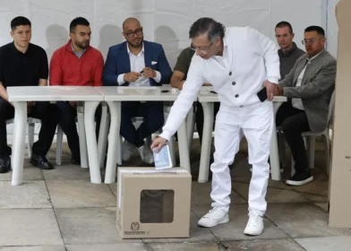 Petro vota en las elecciones en las que se escogerá a su sucesor para el periodo 2026-2030