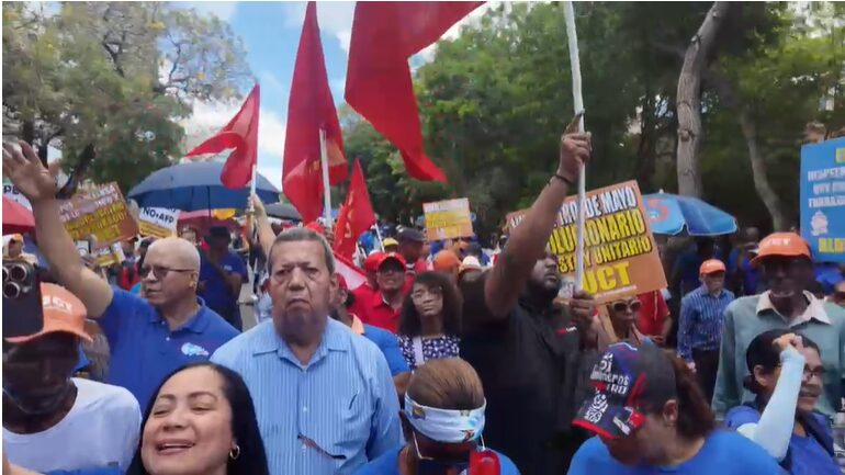 Cientos marchan frente al Palacio Nacional en defensa de sus derechos en el Día del Trabajador - Noticias de hoy en República Dominicana | De Último Minuto