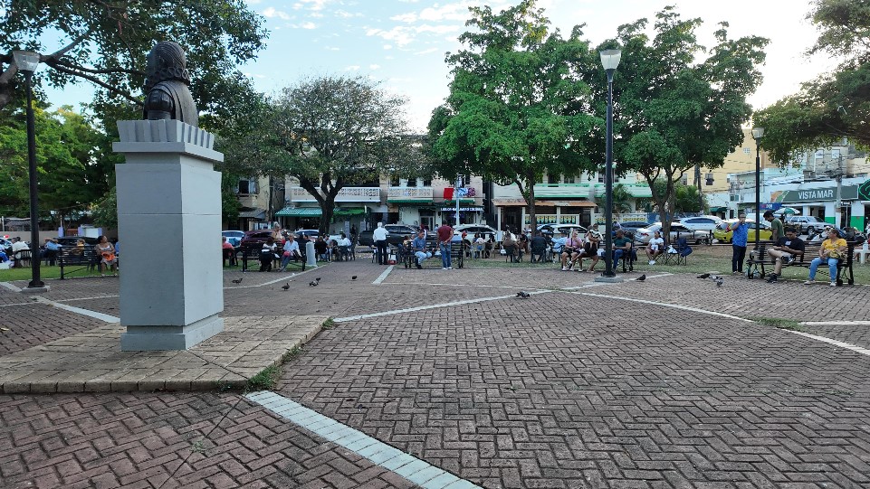 Ciudadanos buscan alivio al calor en parques durante el feriado del Día del Trabajador