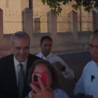 Presidente Abinader se detiene a tomarse fotos con ciudadanos al salir de boda junto a la primera dama