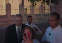 Presidente Abinader se detiene a tomarse fotos con ciudadanos al salir de boda junto a la primera dama