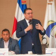 De izquierda a derecha. El presidente del Consejo Directivo de la Federación Dominicana de Municipios, Nelson Núñez y el ministro de Industria, Comercio y Mipymes, Yayo Sanz Lovatón.