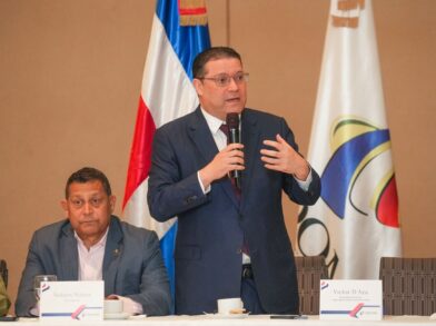 Yayo Sanz Lovatón presenta libro que recoge dos décadas de reflexiones sobre política e institucionalidad
