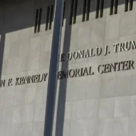 Un juez de EE.UU. le prohíbe a Trump rebautizar con su nombre el Centro Kennedy de Washington