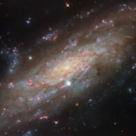 Identifican una galaxia espiral a 53 millones de años luz y descubren un agujero negro en su centro
