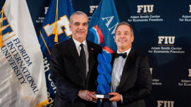 Abinader recibe premio Champion of Freedom Award y abvierte sobre amenazas a las libertades democráticas