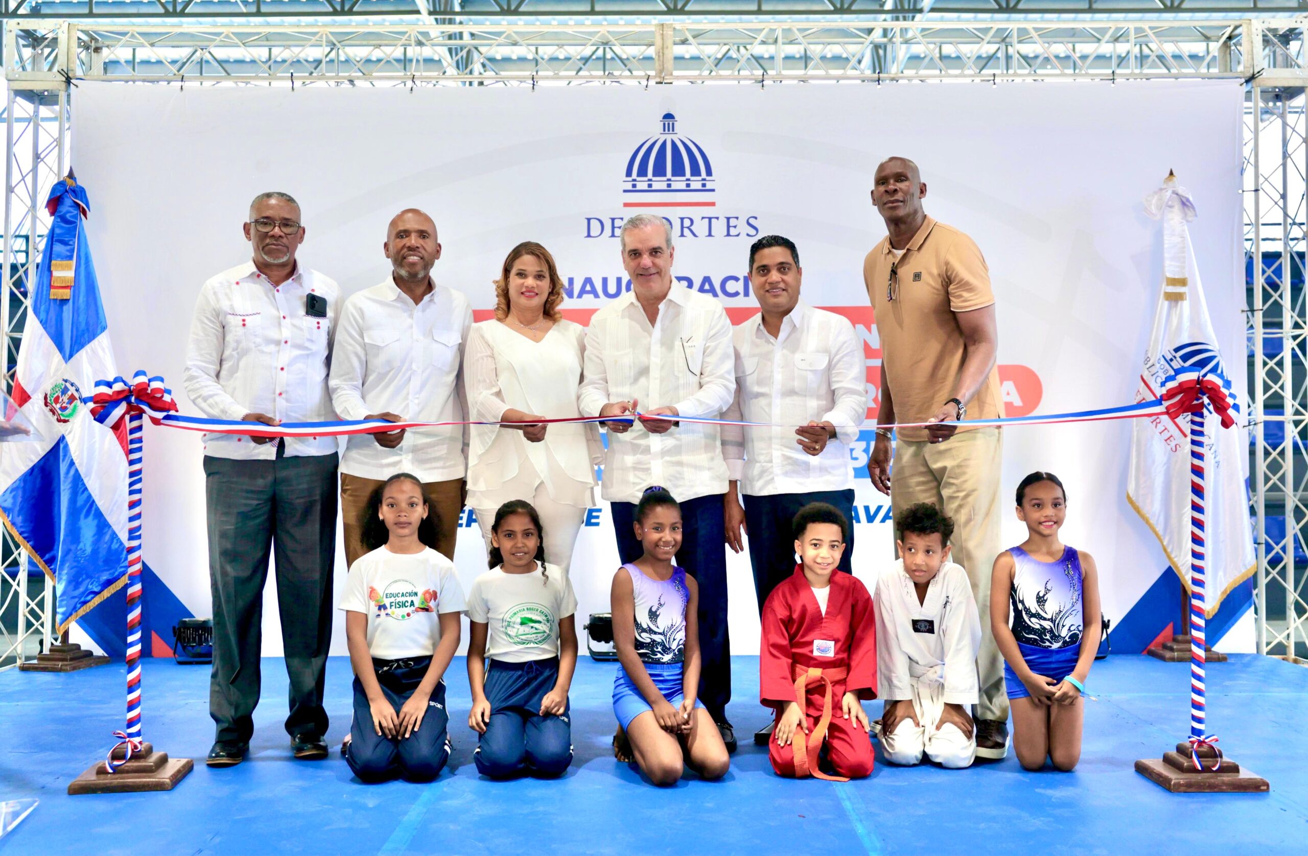 Presidente Abinader y Ministro Kelvin Cruz entregan remozados pabellones deportivos en La Romana - Noticias de hoy en República Dominicana | De Último Minuto