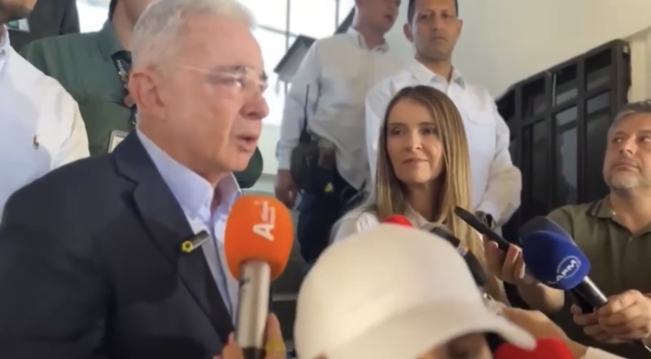 Álvaro Uribe dice que Petro y Cepeda quieren instalar en Colombia “una sucursal chavista” - Noticias de hoy en República Dominicana | De Último Minuto