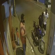 Despojan a hombre de su motocicleta frente a su hijo en El Almirante - Noticias de hoy en República Dominicana | De Último Minuto