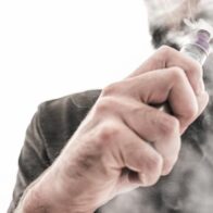 Vapeadores de nicotina triplican probabilidades de dejar el tabaco