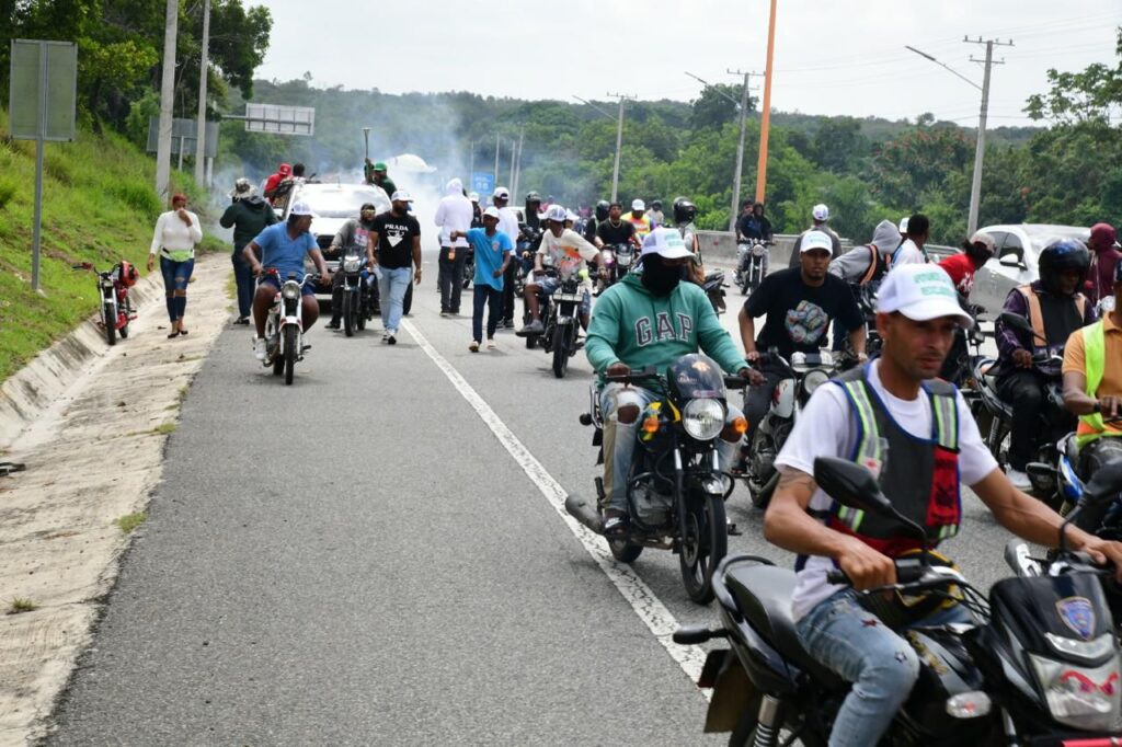 Comunitarios de Pedro Brand afectados por bombas lacrimógenas durante manifestación - Noticias de hoy en República Dominicana | De Último Minuto