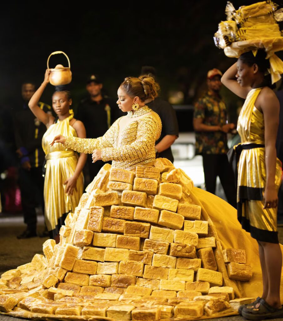 500 panes, dos ayudantes y un debate global: el insólito vestido que paralizó la alfombra roja más importante de África - Noticias de hoy en República Dominicana | De Último Minuto