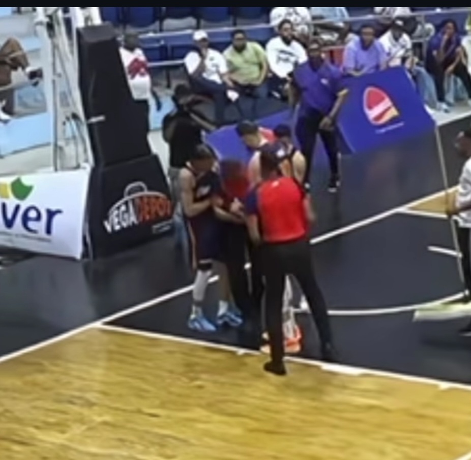 Árbitro se desmaya en pleno partido entre Héroes de Moca y Reales de la Vega - Noticias de hoy en República Dominicana | De Último Minuto