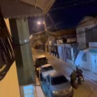 Delincuentes asaltan pareja de esposos mientras llegaban a su casa en Santiago y despojan al hombre de su motocicleta