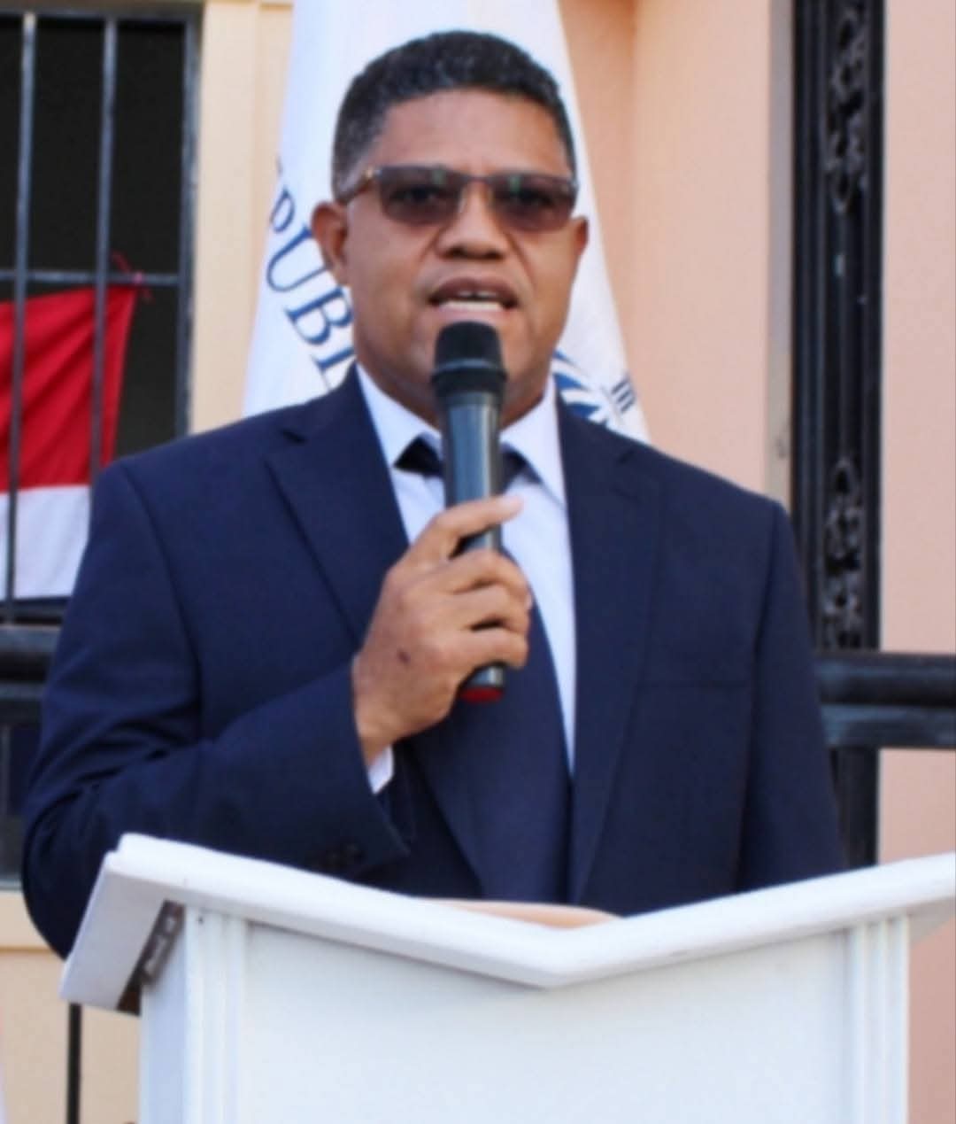 Director del Distrito Educativo 03-01 solicita al INDRHI intervenir cañada en Azua
