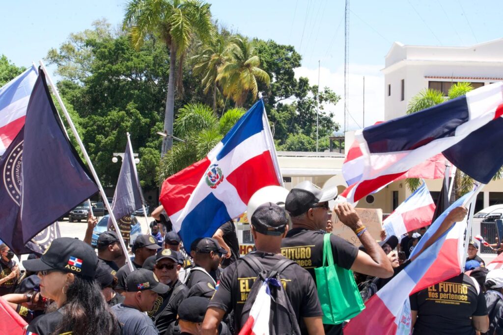 Cientos de manifestantes continúan llegando y se suman a la marcha contra la minería en San Juan - Noticias de hoy en República Dominicana | De Último Minuto