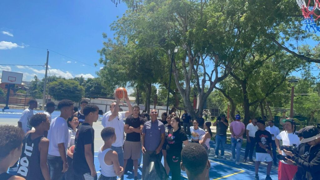 Santiago supera las 150 instalaciones deportivas intervenidas con entrega de cancha reconstruida en Alto de Rafey - Noticias de hoy en República Dominicana | De Último Minuto