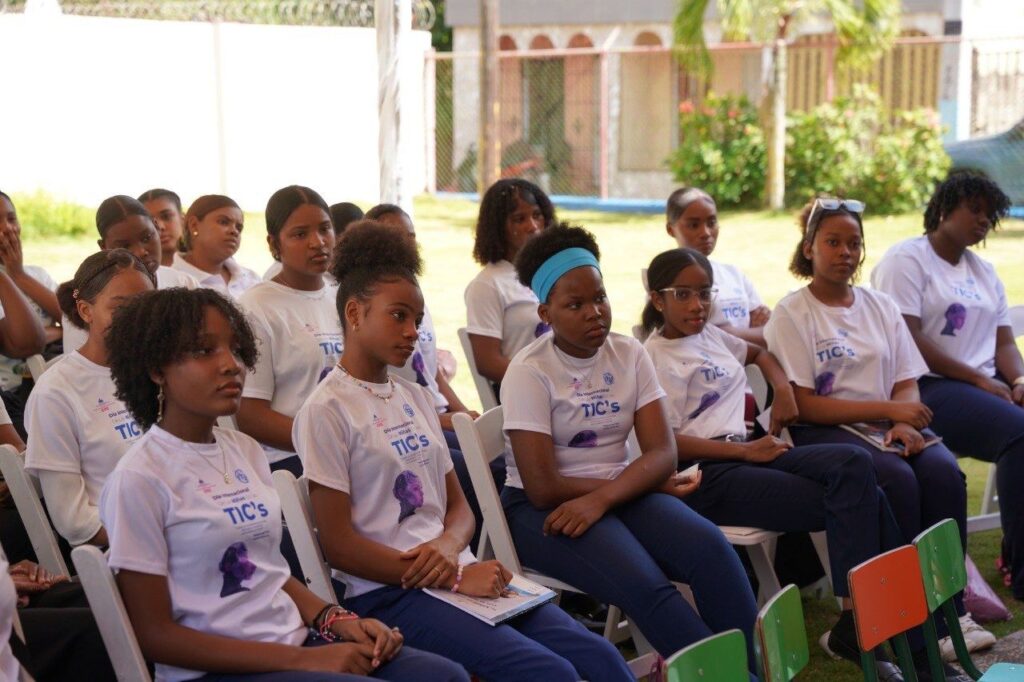 Centros Tecnológicos Comunitarios celebran en Villa Altagracia el “Día de las Niñas en las TIC”. - Noticias de hoy en República Dominicana | De Último Minuto
