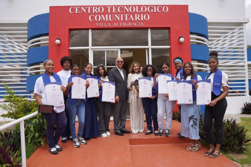 Centros Tecnológicos Comunitarios celebran en Villa Altagracia el “Día de las Niñas en las TIC”. - Noticias de hoy en República Dominicana | De Último Minuto