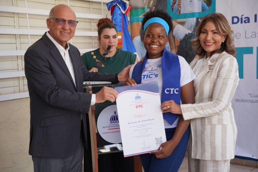 Centros Tecnológicos Comunitarios celebran en Villa Altagracia el “Día de las Niñas en las TIC”. - Noticias de hoy en República Dominicana | De Último Minuto