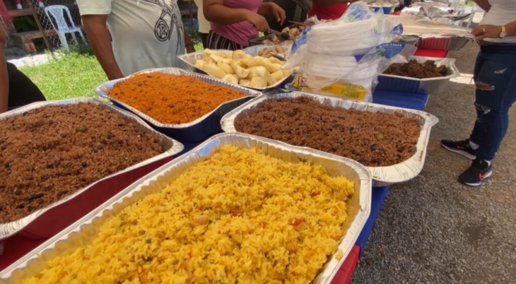 Comunitarios de El Jobo celebran con almuerzo asfaltado de sus calles en el Bajo Yuna - Noticias de hoy en República Dominicana | De Último Minuto