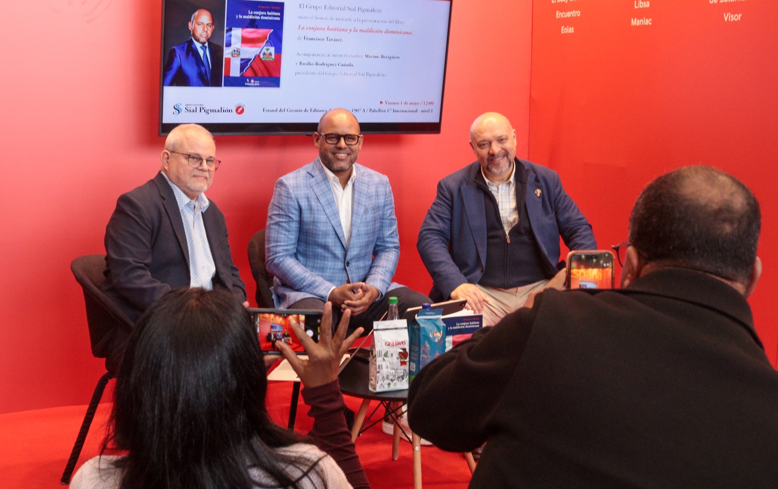 Francisco Tavárez reúne a decenas de asistentes en la presentación de su libro “La conjura haitiana y la maldición dominicana” en Bogotá - Noticias de hoy en República Dominicana | De Último Minuto